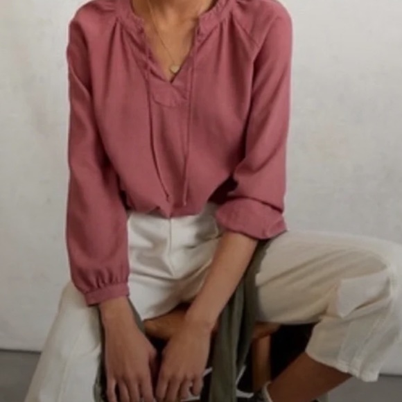 cloth & stone Tops - EUC Anthropologie cloth & stone
Peasant Blouse